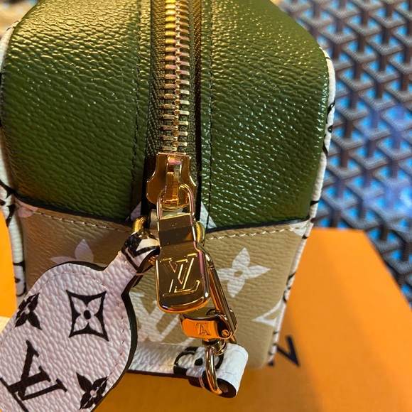 🌊LOUIS VUITTON🌊 Beach Pouch Giant Mono - Picture 2 of 7